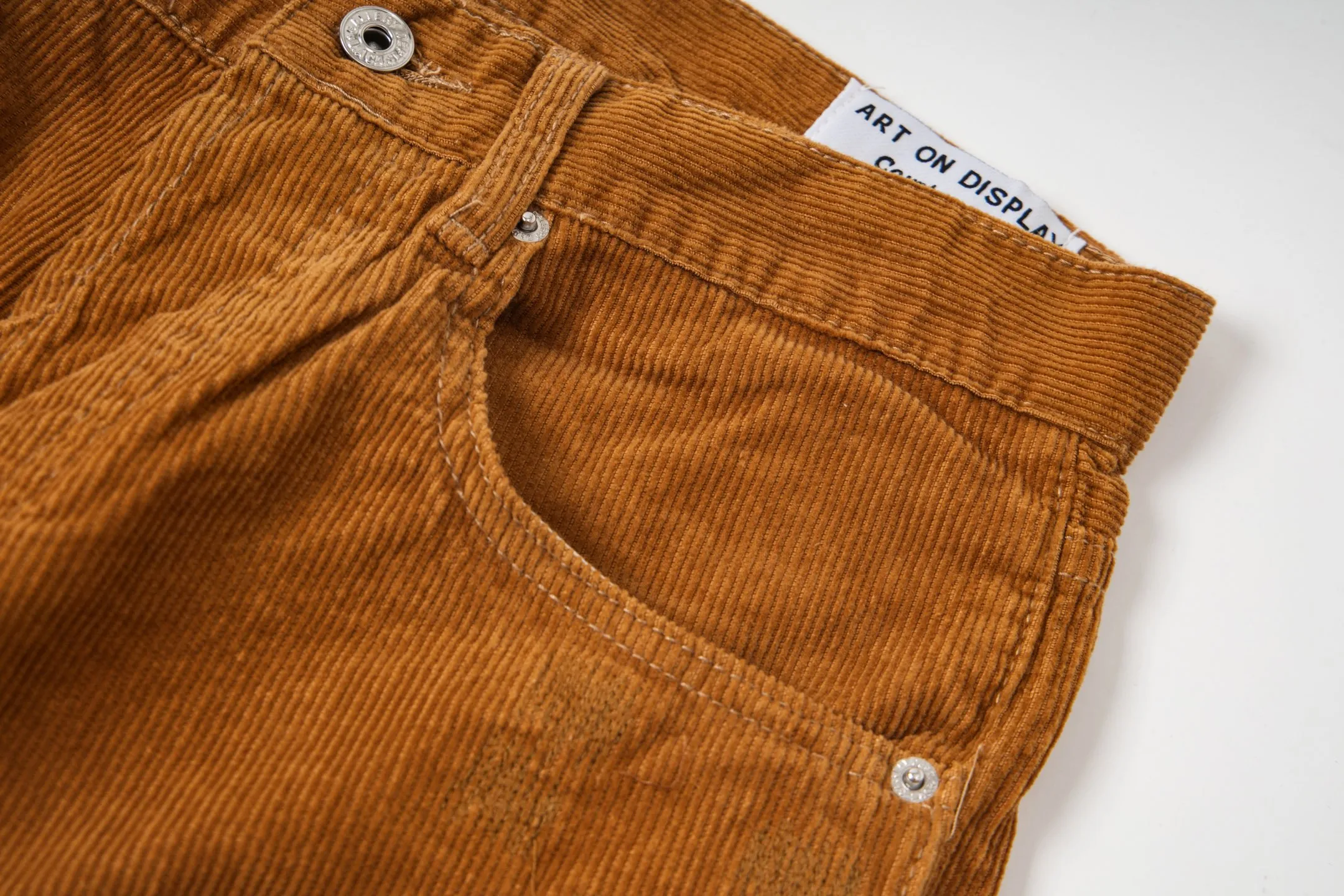 P240 Chrome Hearts Gallery 2025 corduroy spliced ​​multi-pocket couple bootcut jeans are a hot trend this season and are sought after by countless celebrities and fashionistas. The neat details of the cutting process add color to the playful fashion! The neat and meticulous design, and the well-fitting structure is unique. The upper body not only has outstanding recognition, but also looks younger and younger. A style with the ultimate wearing meaning and performance, gorgeous color matching, and the craftsmanship of this style is also extremely extraordinary. After the finished product is washed, it is disassembled and hand-made with sheepskin cross leather and then spliced ​​together to complete. The whole piece has too many craftsmanship to describe. It is decorated with patchwork cross flowers and high-waisted washed jeans! ! Absolutely high-end luxury product, a god-level single product, a super popular product, made by top heavy industry, a magic weapon that cannot be missed to hit the streets. Style number: 1847 Size: 28 30 32 34 36 Color: yellow